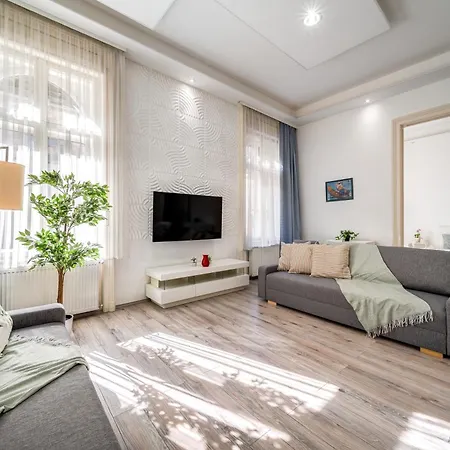 Moments By Stn * Budapest